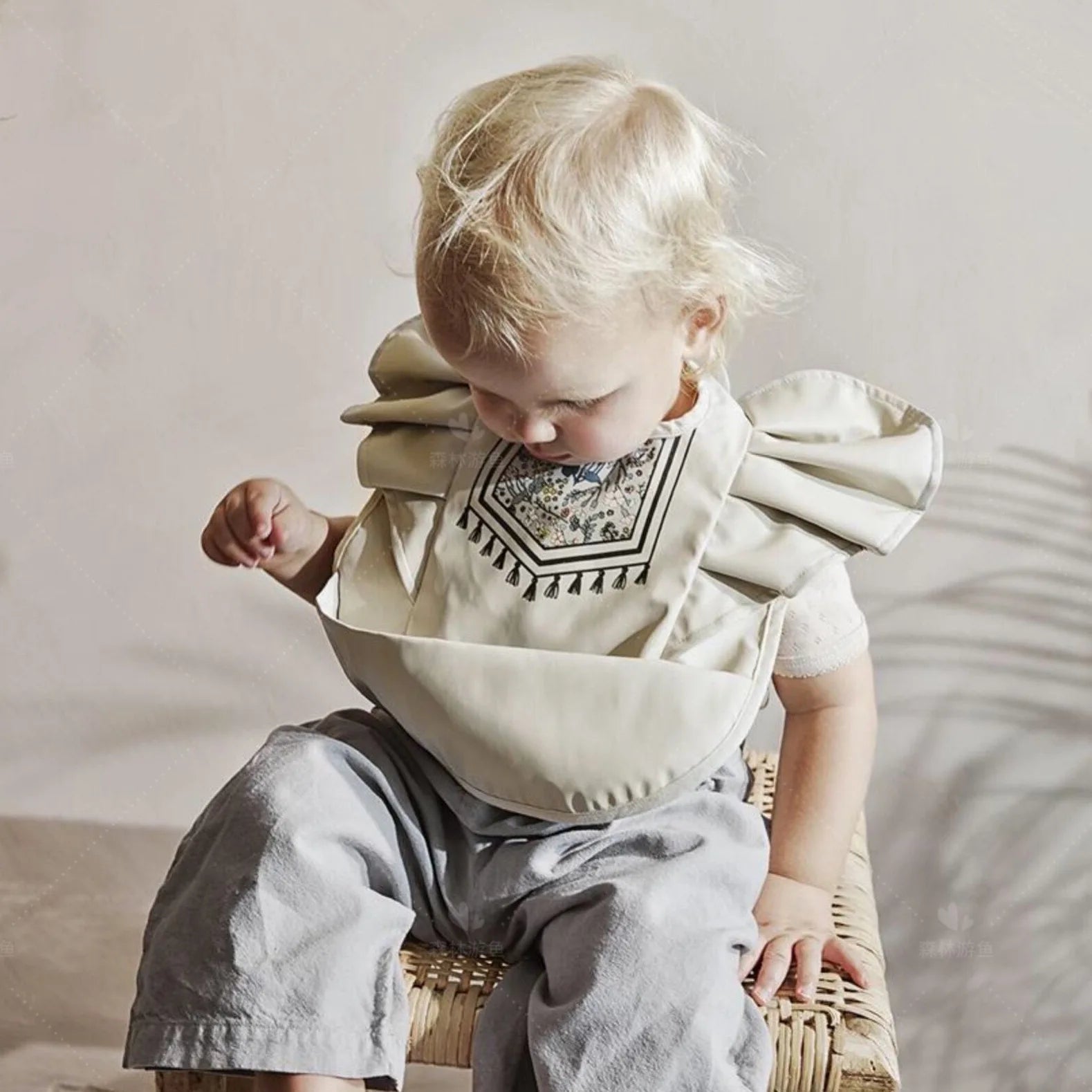 Bavoir Imperméable à Manches Courtes avec Récupérateur – Style Scandinave